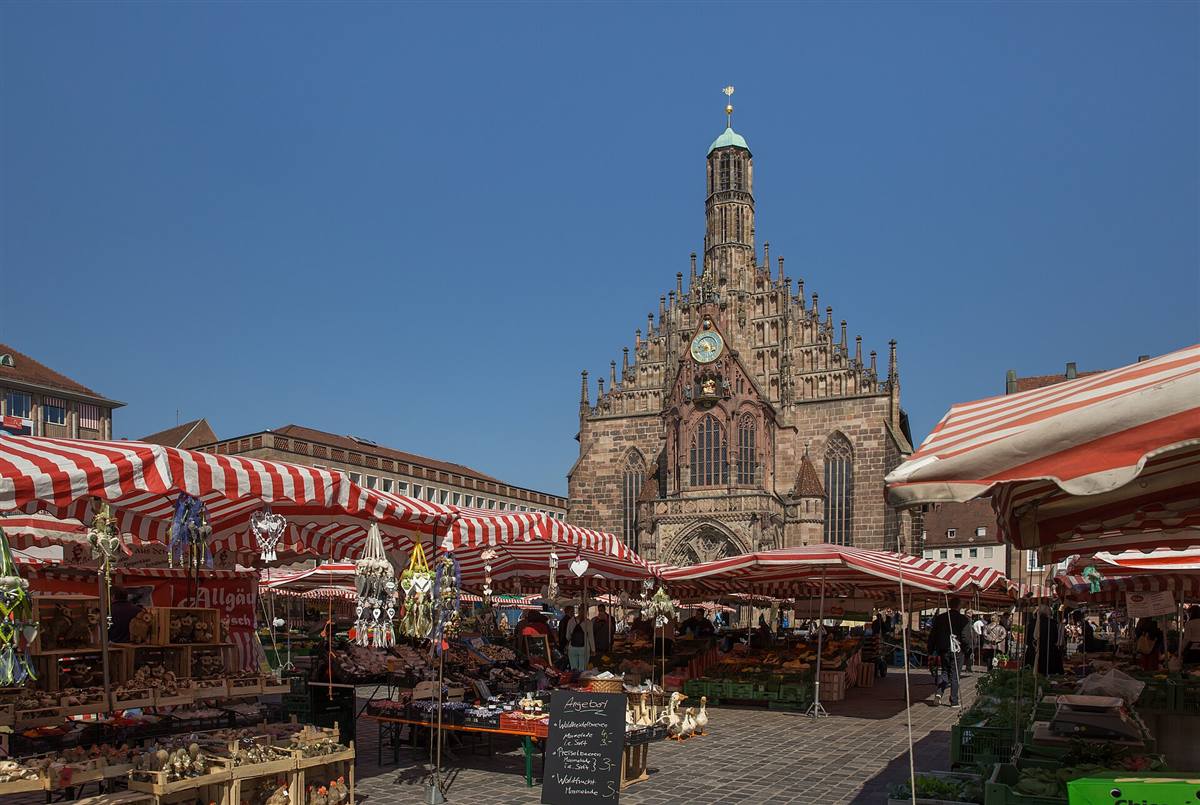 Nürnberg Hauptmarkt mit Blick auf die Frauenkirche