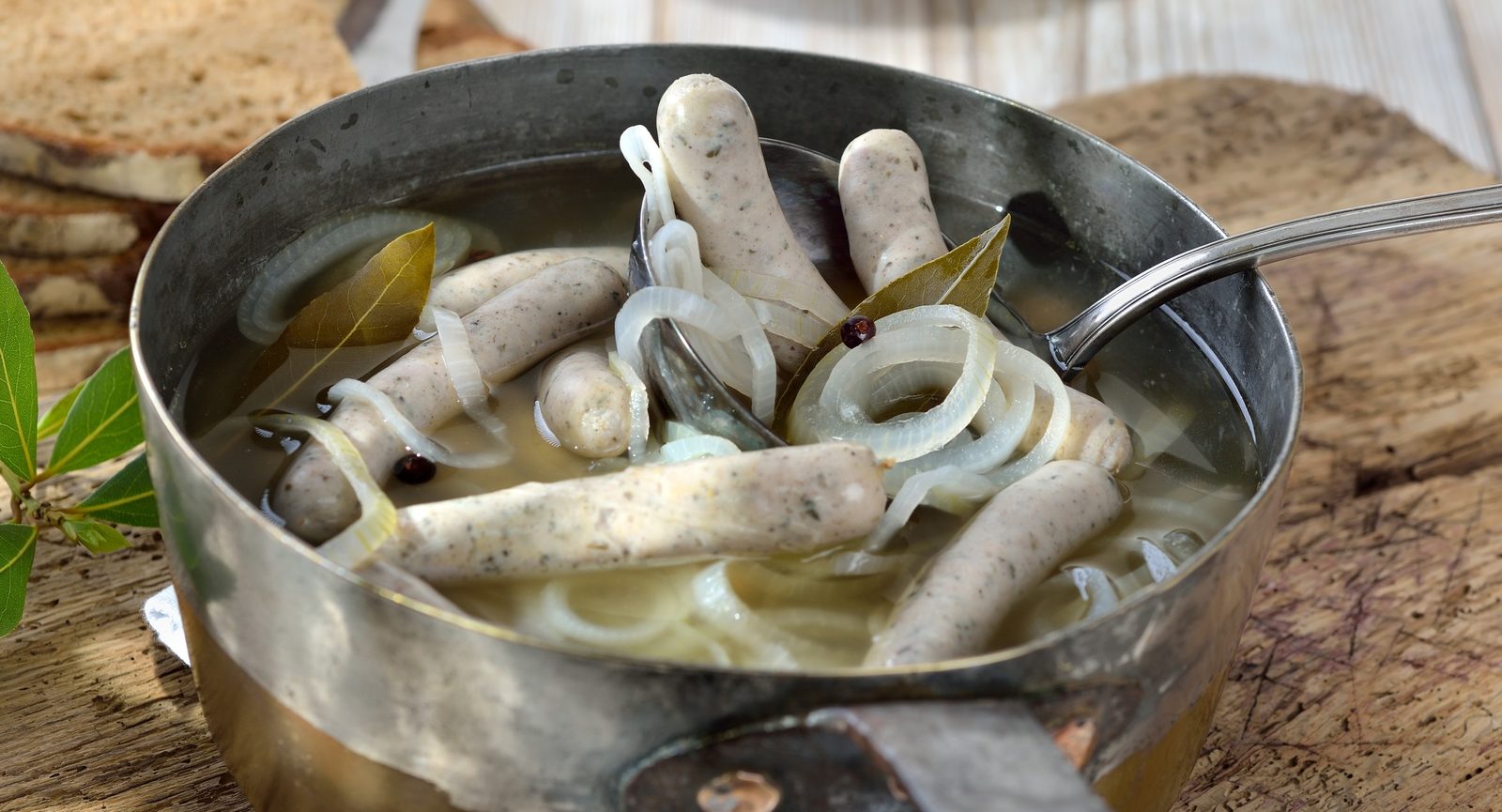WildeZipfel im Sud mit Zwiebeln, dazu Bauernbrot