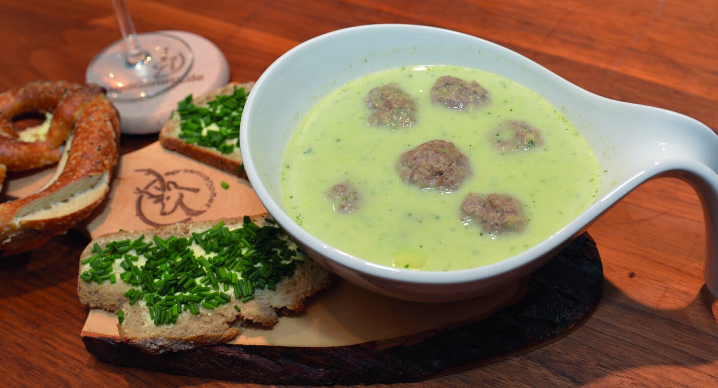 Zucchinisuppe mit Wildbällchen, dazu Bauernbrot mit Schnittlauch