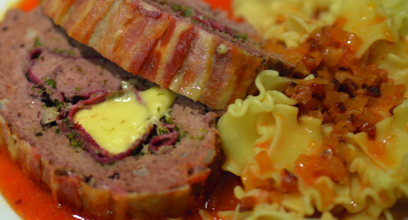WilderHackbraten, aufgeschnitten mit Käsefüllung, dazu Nudeln