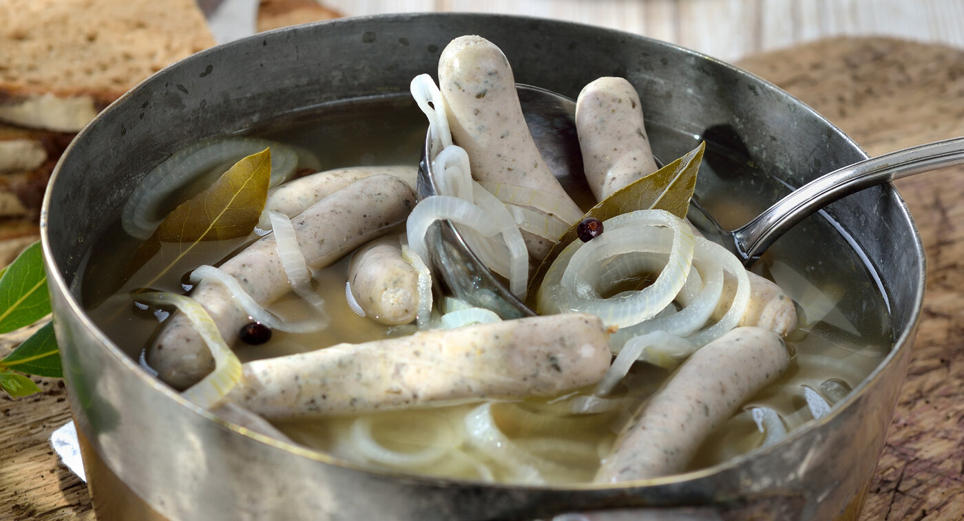 WildeZipfel im Sud mit Zwiebeln, dazu Bauernbrot