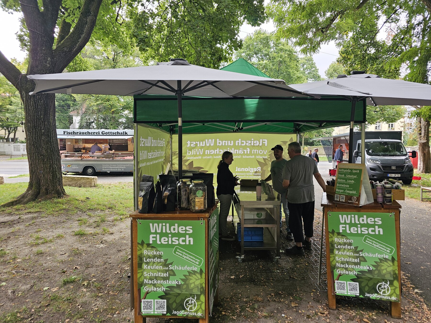 JagdGenuss-Marktstand mit Fleisch- und Wurstangebot bei einer Veranstaltung